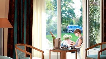 Standard Room, 2 Twin Beds | Minibar, in-room safe, desk, soundproofing