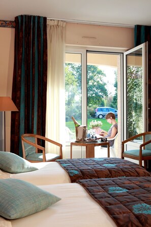 Standard Room, 2 Single Beds | Minibar, in-room safe, desk, soundproofing - Burnel et la Clé des Champs (Rouvres-en-Xaintois)