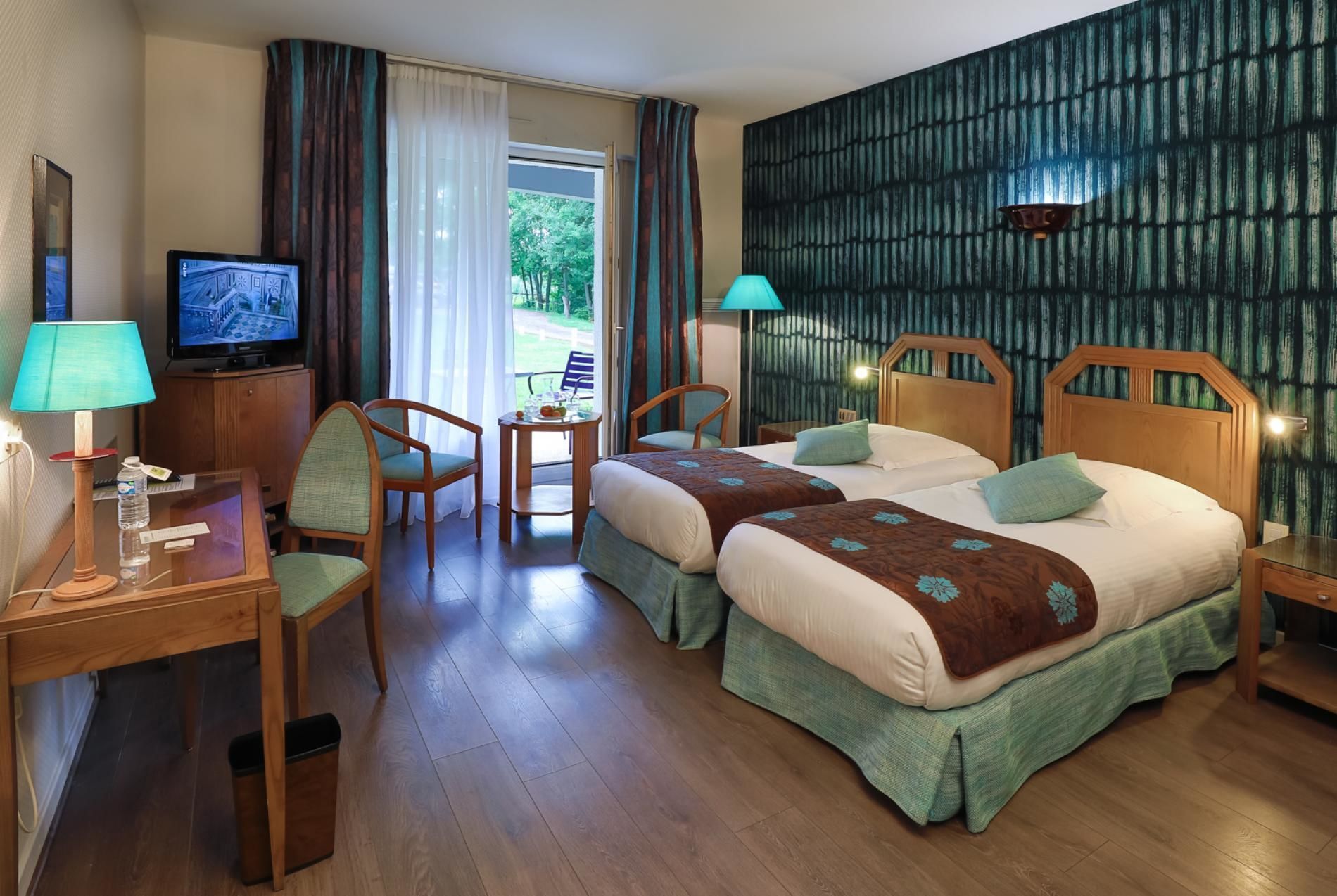 standard room, 2 single beds | minibar, in-room safe, desk, soundproofing