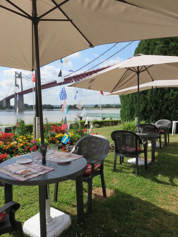 Outdoor dining - De la Marine (Tancarville)