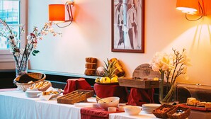 Una mesa de buffet con diferentes alimentos y un jarrón de flores.