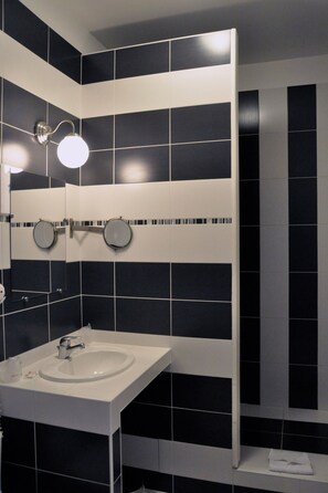 Chambre Double, vue mer | Douche de la salle de bain