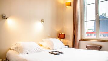 Desk, soundproofing, free WiFi, bed sheets