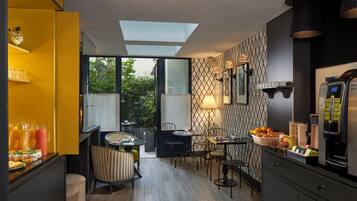 Tägliches kontinentales Frühstück (20 EUR pro Person)