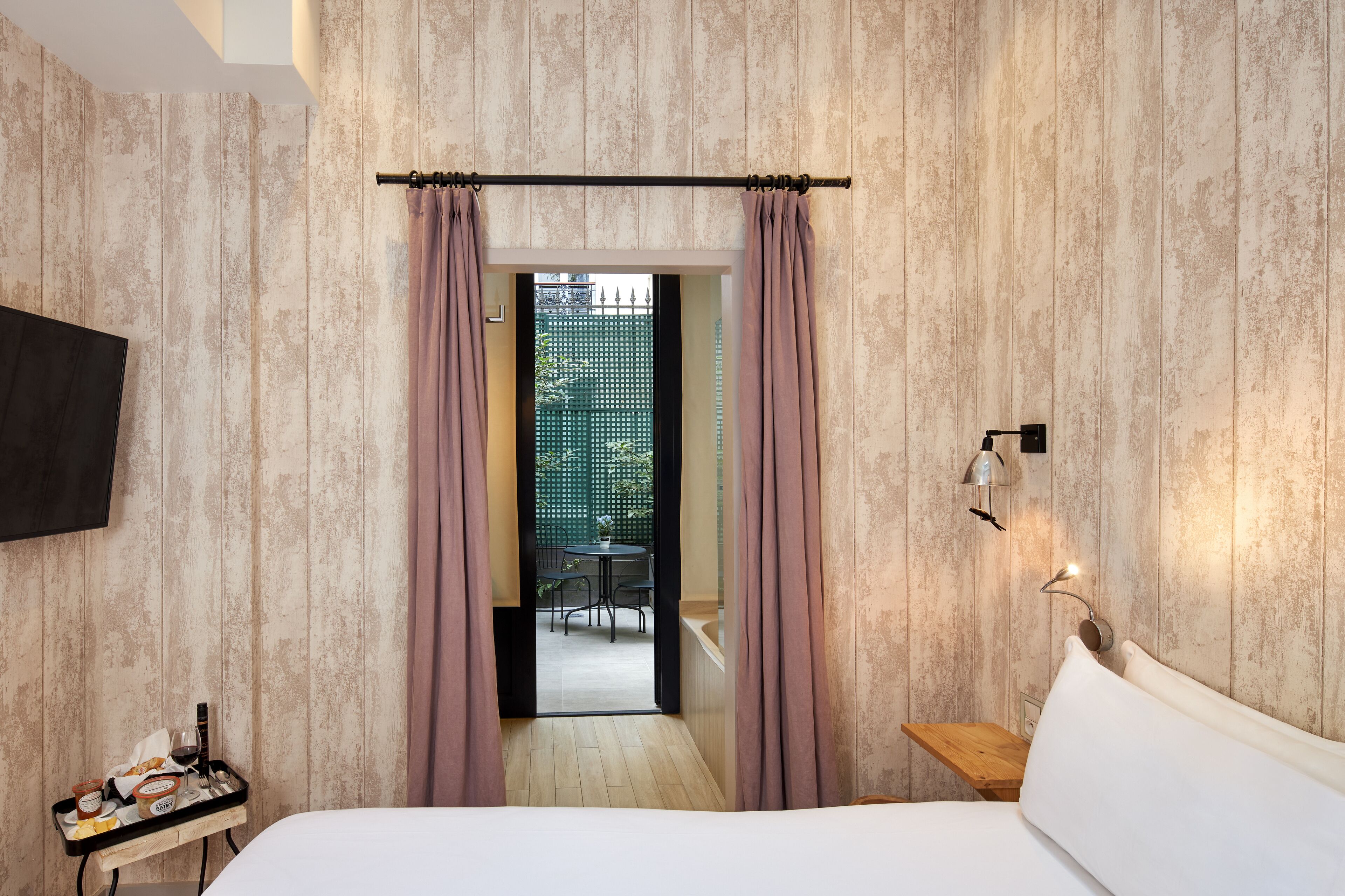 2 bedrooms, minibar, in-room safe, laptop workspace