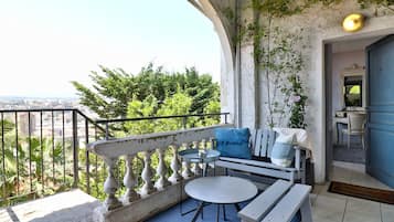 Camera tripla, terrazzo, vista città | Una scrivania, ferro/asse da stiro, Wi-Fi gratuito, lenzuola