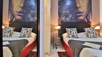 Habitación estándar doble | Escritorio, tabla de planchar con plancha, wifi gratis y ropa de cama