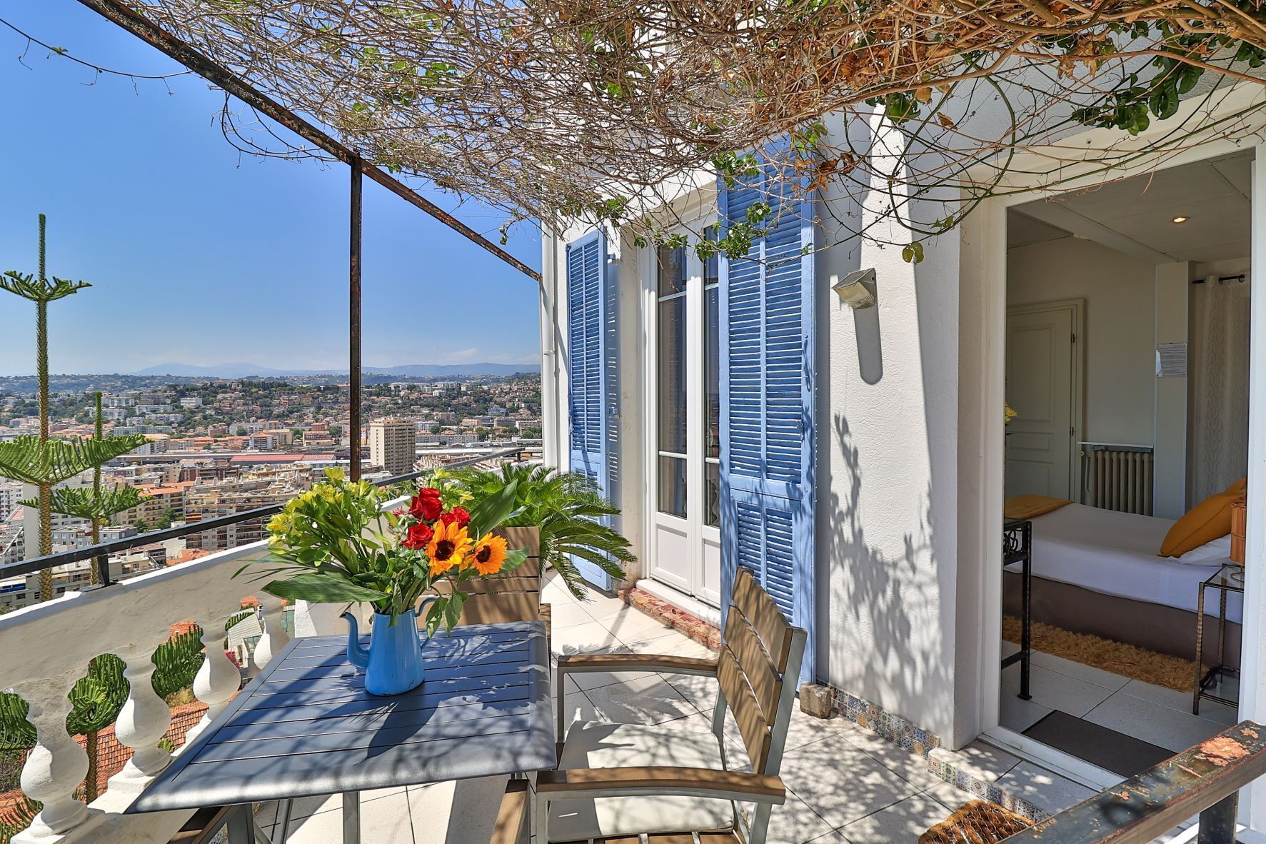 Dreibettzimmer, Terrasse, Stadtblick