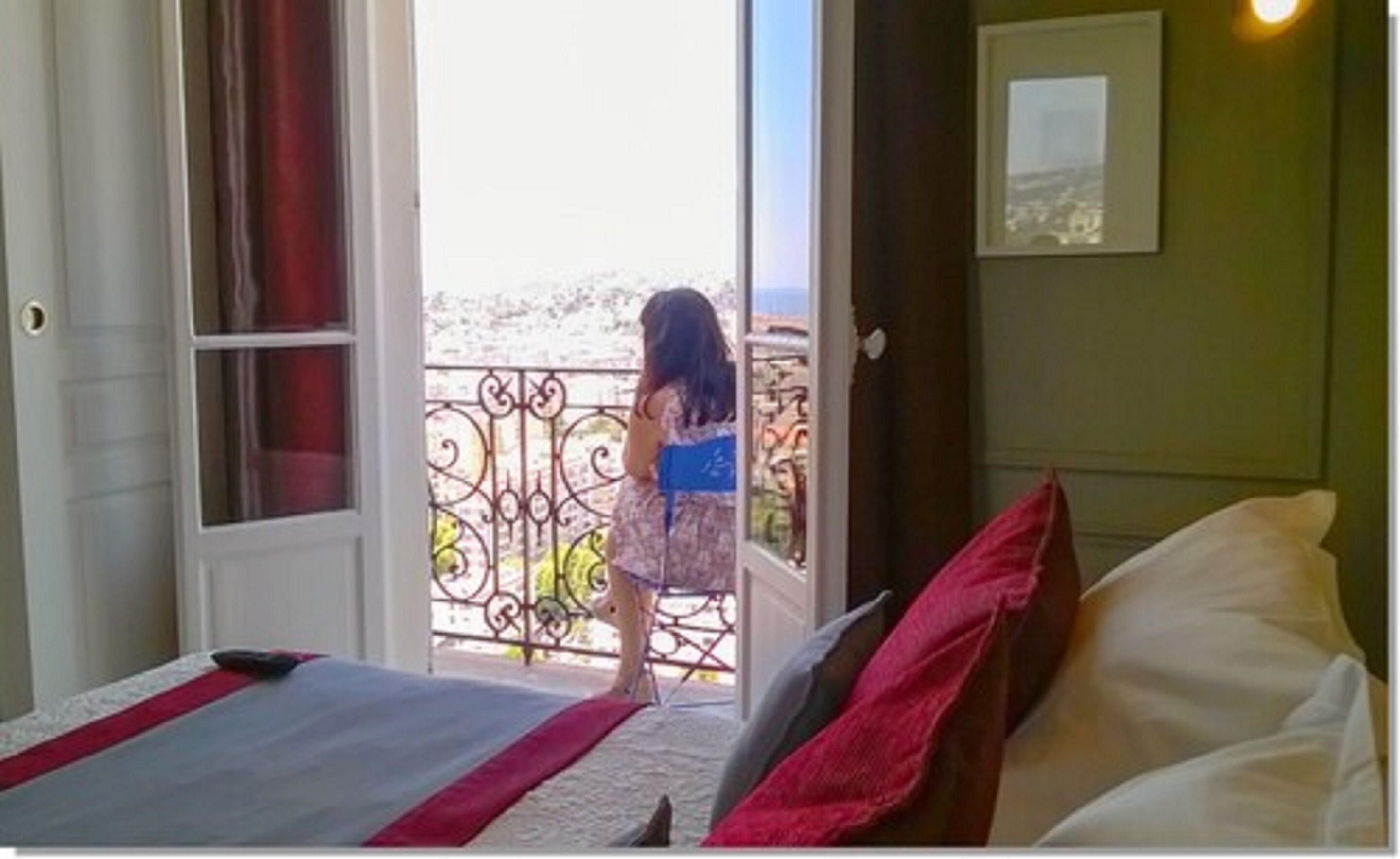 Tweepersoonskamer, uitzicht op stad | Een bureau, een strijkplank/strijkijzer, gratis wifi, beddengoed