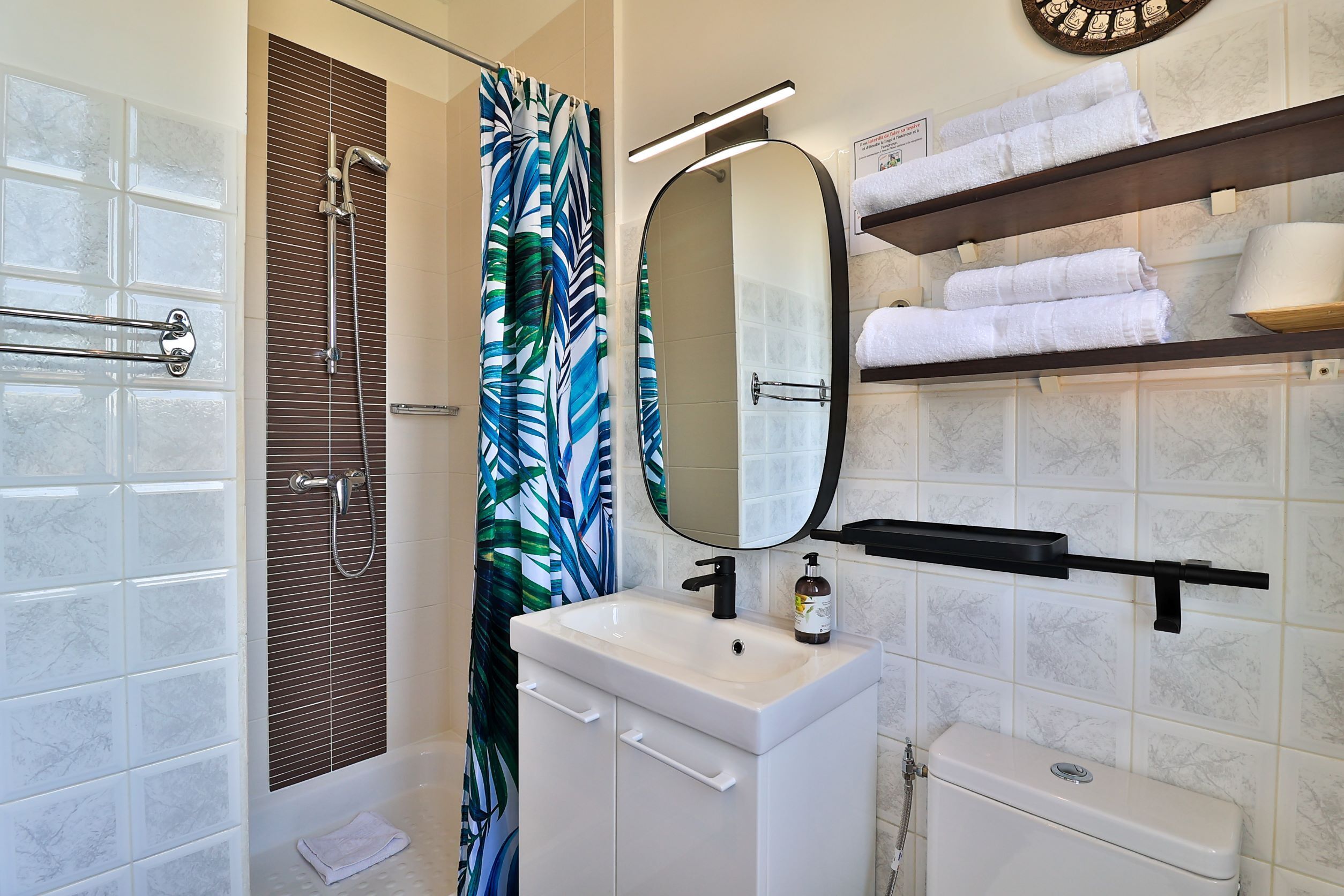 standard room, 2 single beds, city view | bathroom | shower, free toiletries, hair dryer, towels