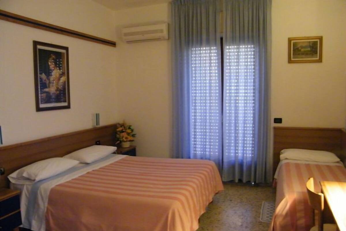 Triple Room | Desk, WiFi (free)