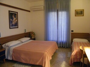 Dreibettzimmer | Schreibtisch, kostenloses WLAN