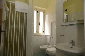 Dusche, Komfortbadewanne, kostenlose Toilettenartikel, Haartrockner