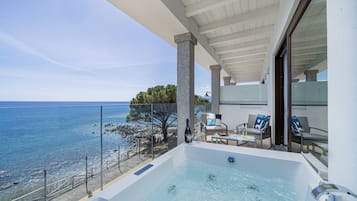Deluxe-Zimmer, Whirlpool, Meerblick | 2 Schlafzimmer, Minibar, individuell dekoriert, individuell eingerichtet