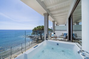 Habitación Deluxe, hidromasaje, vista al mar | Minibar, decoración personalizada, muebles diferentes y escritorio 