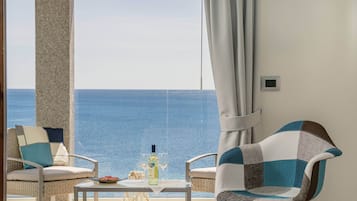 Deluxe-Zimmer, Whirlpool, Meerblick | Minibar, individuell dekoriert, individuell eingerichtet, Schreibtisch
