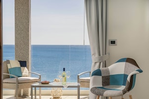 Habitación Deluxe, bañera de hidromasaje, vistas al mar | Minibar, decoración individual, mobiliario individual y escritorio
