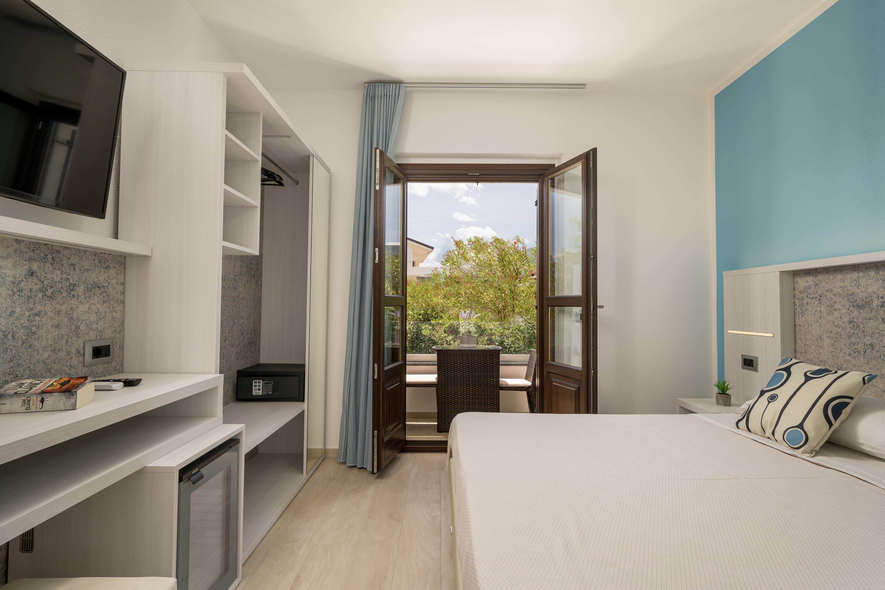 minibar, individually decorated, individually furnished, desk