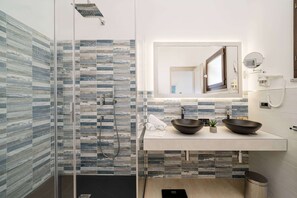 Deluxe Room, Hot Tub, Sea View | Bathroom | Free toiletries, hair dryer, bidet, towels - Hotel Ristorante La Conchiglia (Dorgali)
