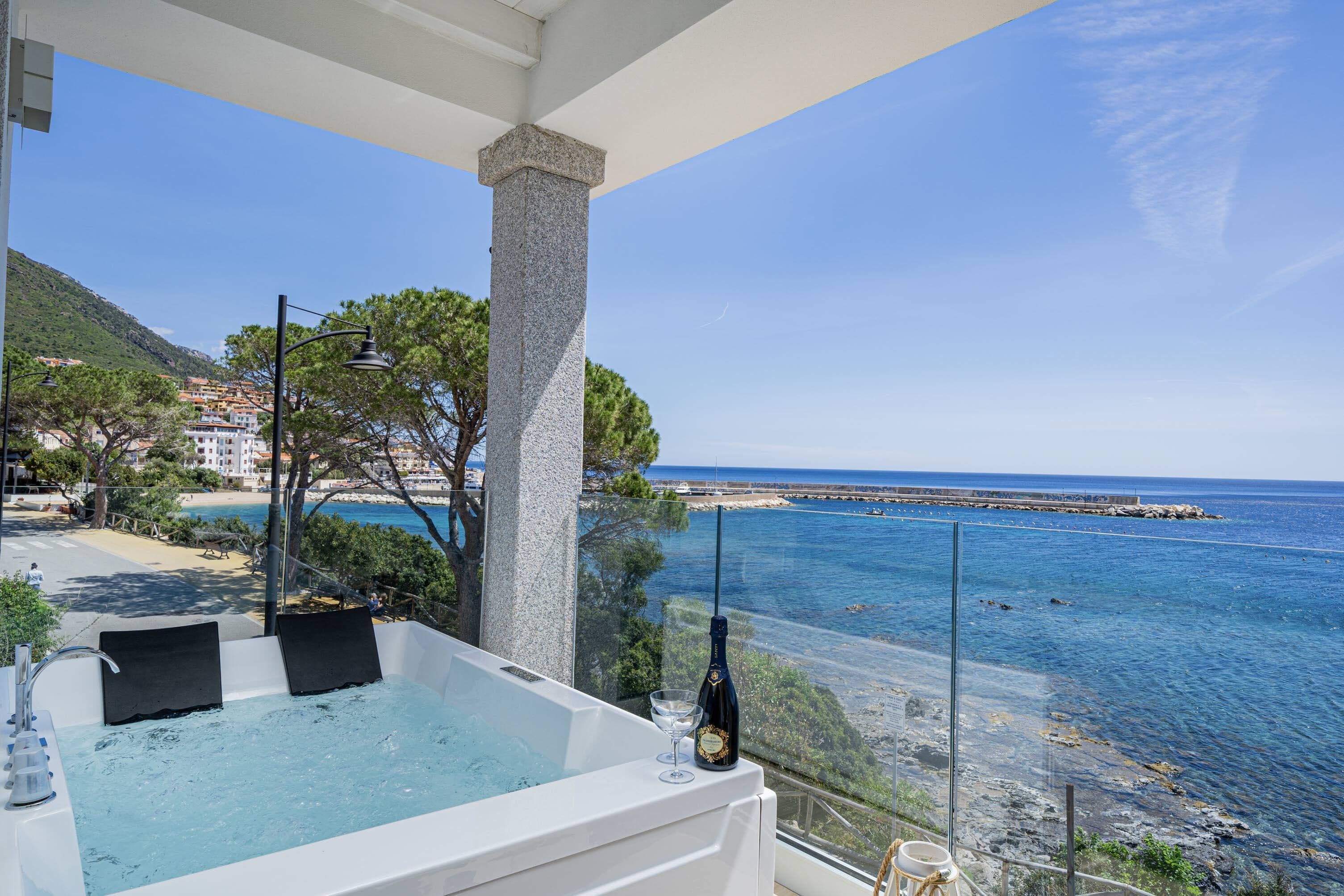 ميني بار وبديكورات فريدة لكل غرفة وطراز فريد لكل وحدة ومكتب