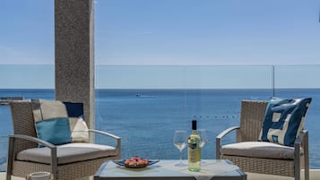 Deluxe Room, Hot Tub, Sea View | 2 bedrooms, minibar, individually decorated, individually furnished