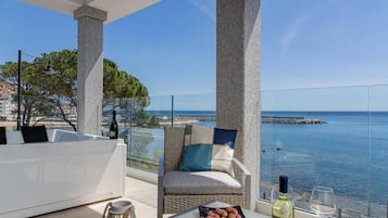 Deluxe Room, Hot Tub, Sea View | 2 bedrooms, minibar, individually decorated, individually furnished