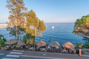 On the beach, beach umbrellas, fishing - Hotel Ristorante La Conchiglia (Dorgali)