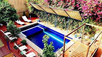 Kolam renang tertutup, kolam renang terbuka