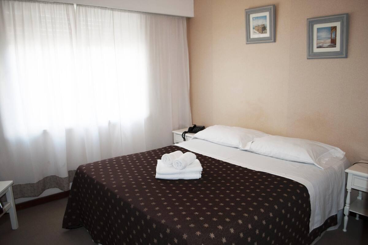Ropa de cama de alta calidad, escritorio y wifi gratis 