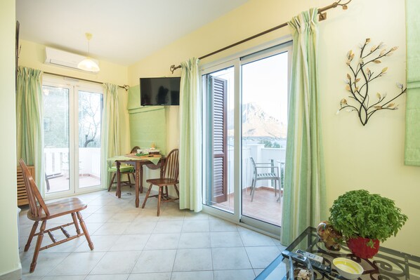 Apartamento (Portha) | Área de estar | TV de tela plana 32 polegadas com canais via satélite, TV