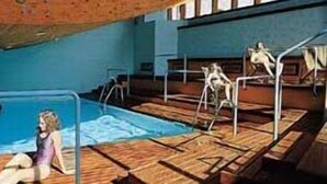 A swimming pool with wooden deck and metal railings. - Hotel y Apartamentos Vilagaros (Naut Aran)