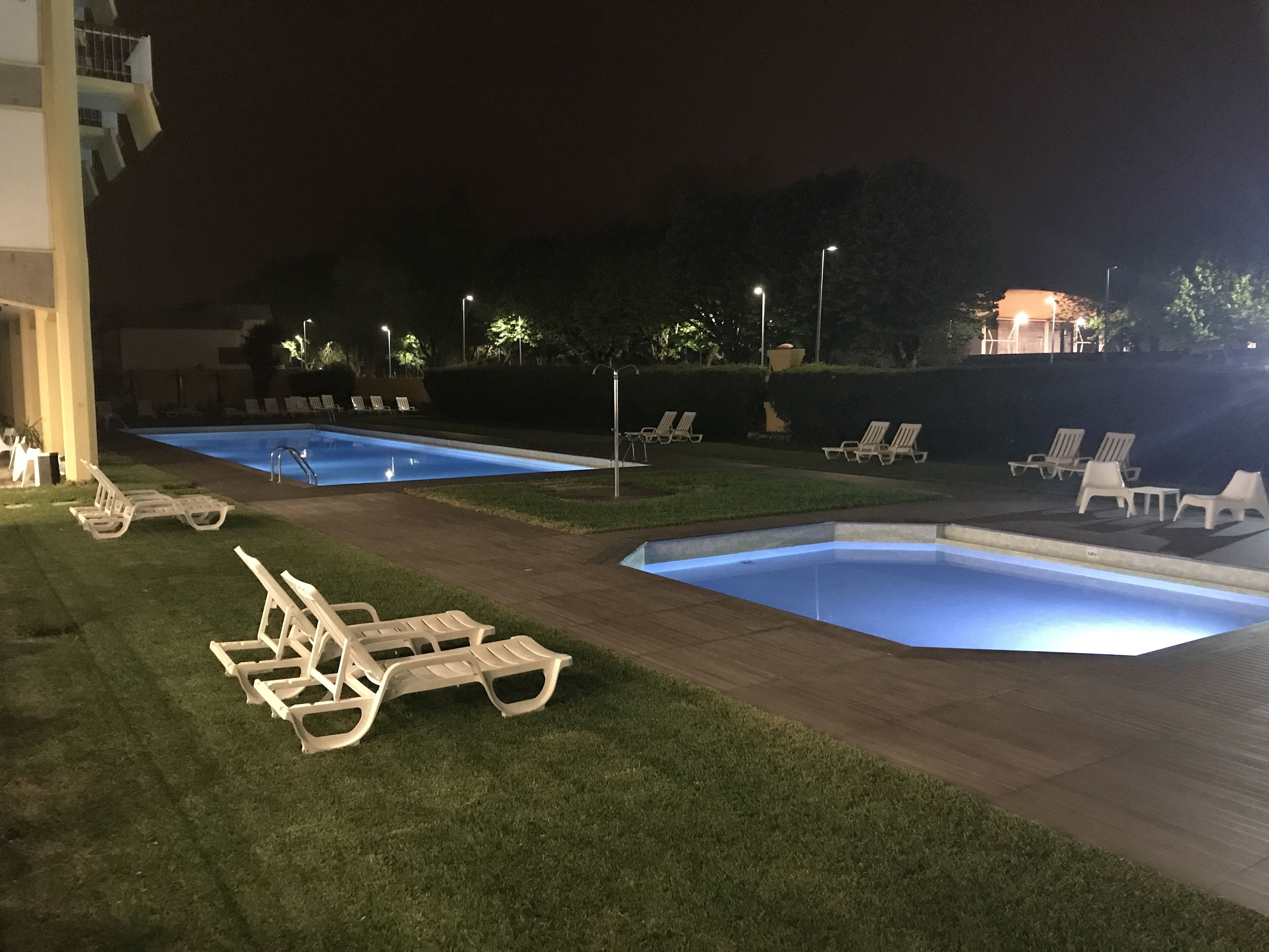 Piscina externa sazonal, espreguiçadeiras