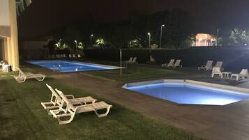 Piscina externa sazonal, espreguiçadeiras