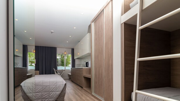 A modern hotel room with a bed, a desk, and a wardrobe. - Do Parque - Viana do Castelo (Viana do Castelo)
