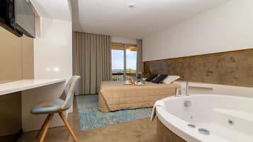 Habitación Deluxe doble, bañera de hidromasaje, vistas al río | Colchones con acolchado adicional, caja fuerte, escritorio