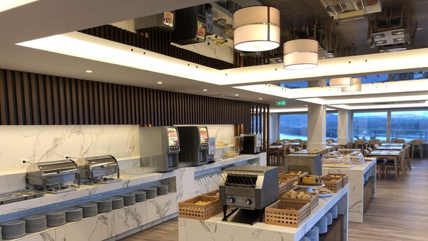 A modern breakfast area with marble countertops, buffet stations, and seating arrangements. - Do Parque - Viana do Castelo (Viana do Castelo)