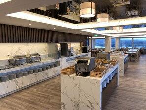A modern breakfast area with marble countertops, buffet stations, and seating arrangements. - Do Parque - Viana do Castelo (Viana do Castelo)