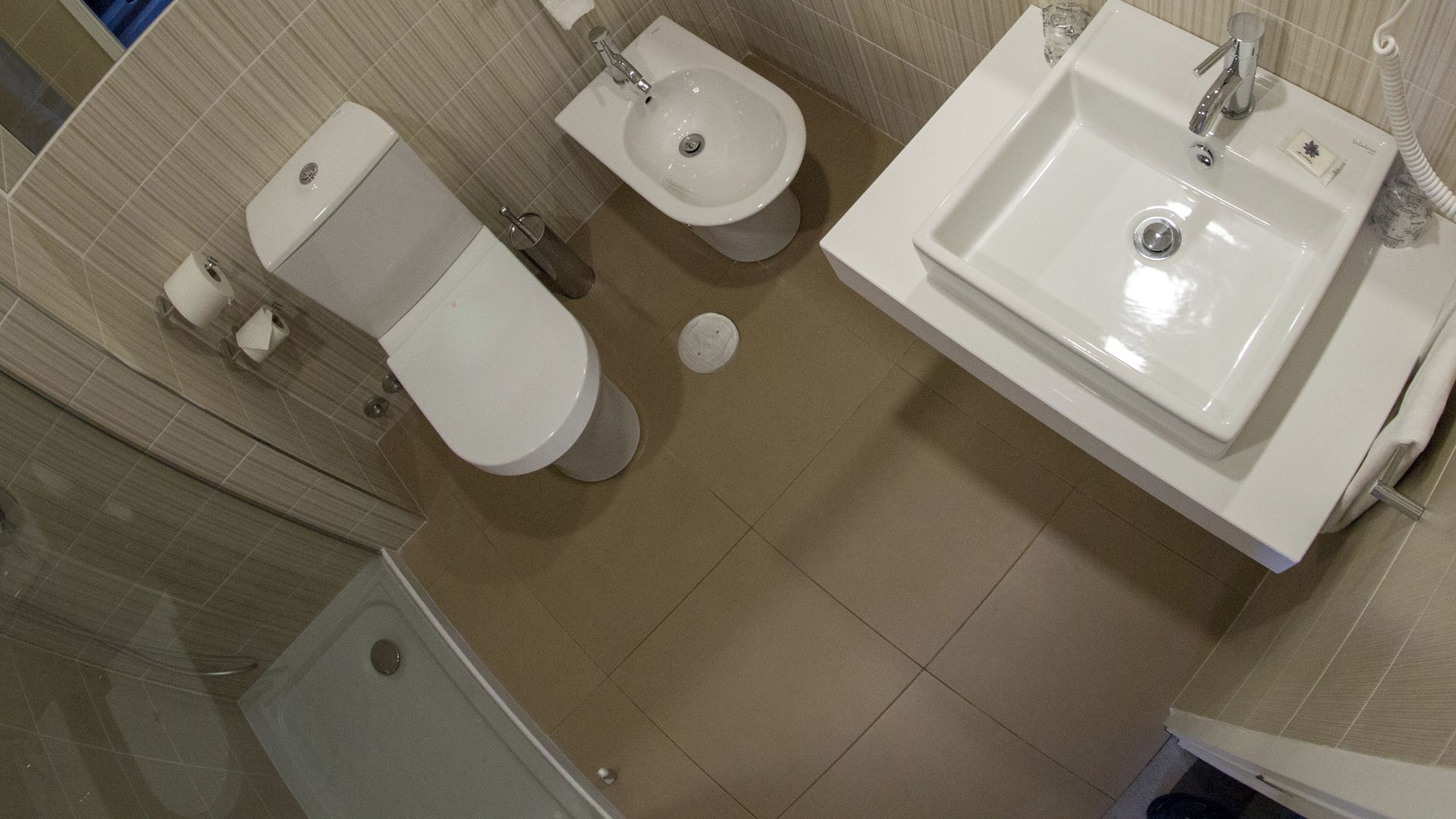 A bathroom with a toilet, bidet, and sink.