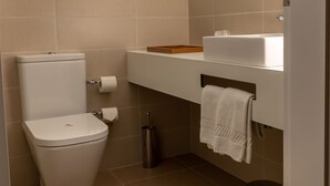 A modern bathroom with a toilet, sink, and trash bin. - Do Parque - Viana do Castelo (Viana do Castelo)