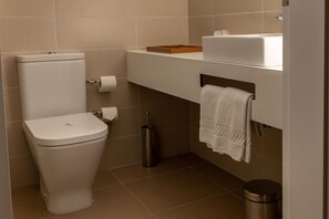 A modern bathroom with a toilet, sink, and trash bin. - Do Parque - Viana do Castelo (Viana do Castelo)