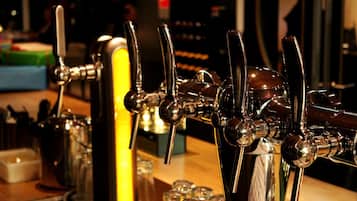 Un bar con varias opciones de cerveza en grifo.