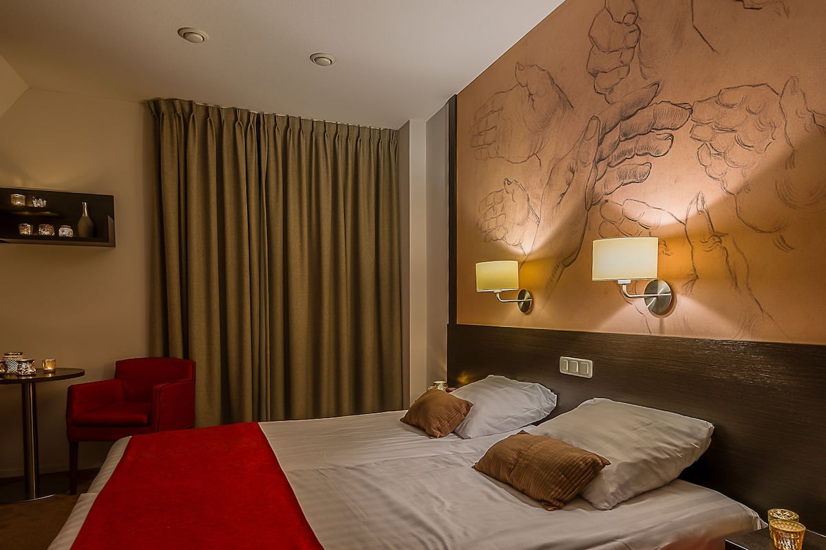 Suite | In-room safe, desk, free WiFi, bed sheets