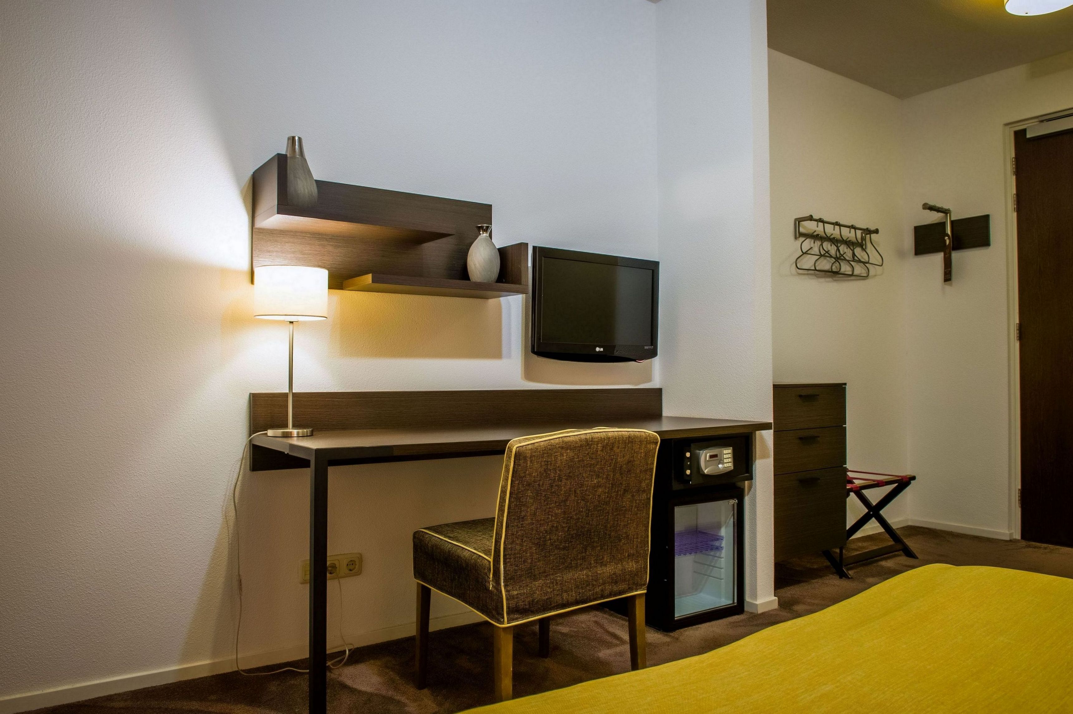 luxury twin room | in-room safe, desk, free wifi, bed sheets