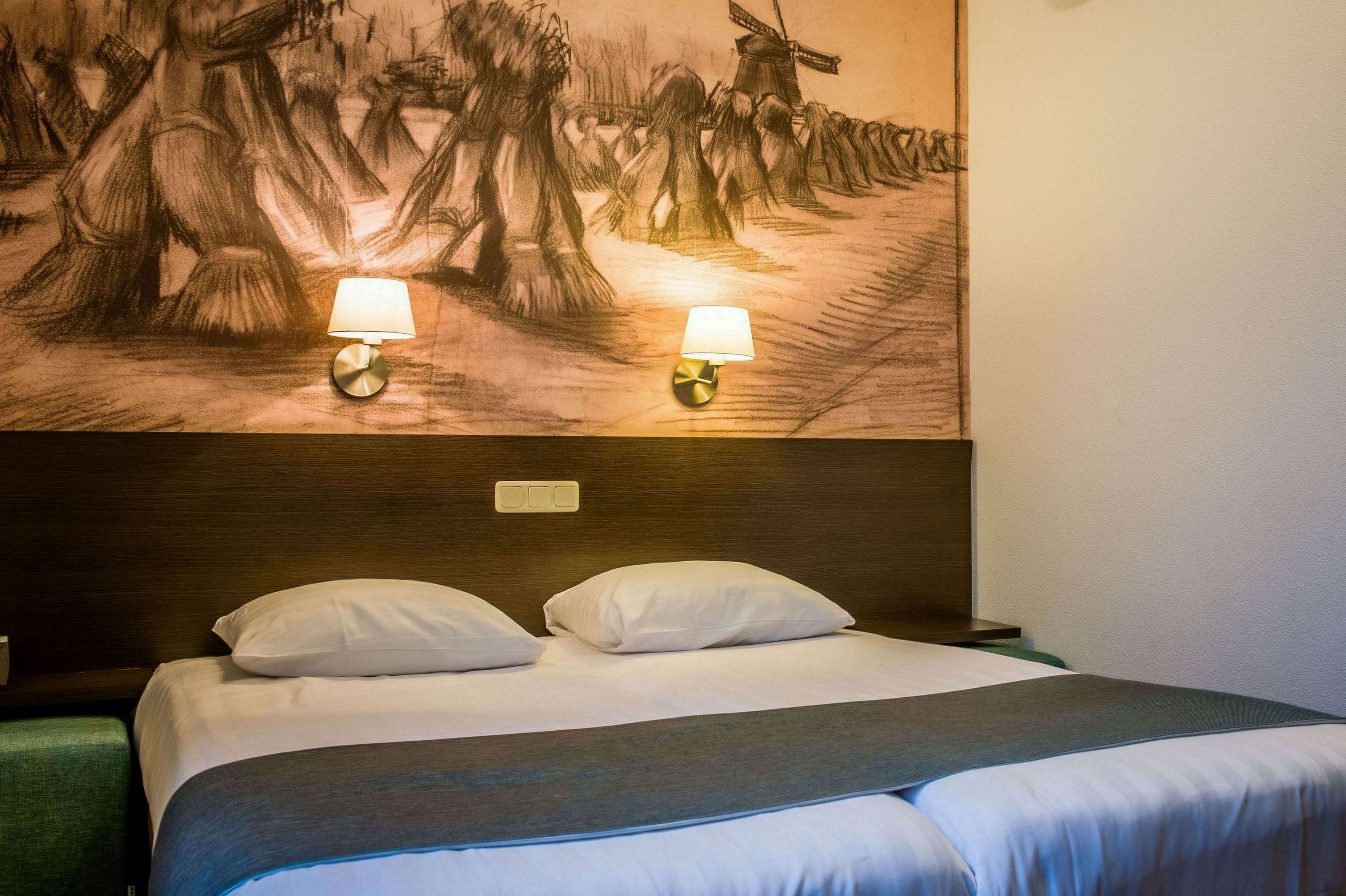 luxury twin room | in-room safe, desk, free wifi, bed sheets
