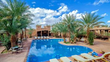 Utomhuspool, gratis cabanor och parasoller