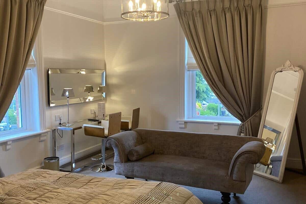 deluxe double room | hypo-allergenic bedding, desk, iron/ironing board, free wifi