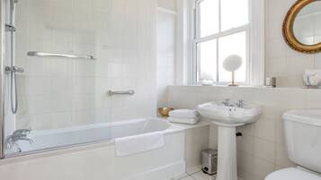 Un baño moderno con bañera, lavabo e inodoro.