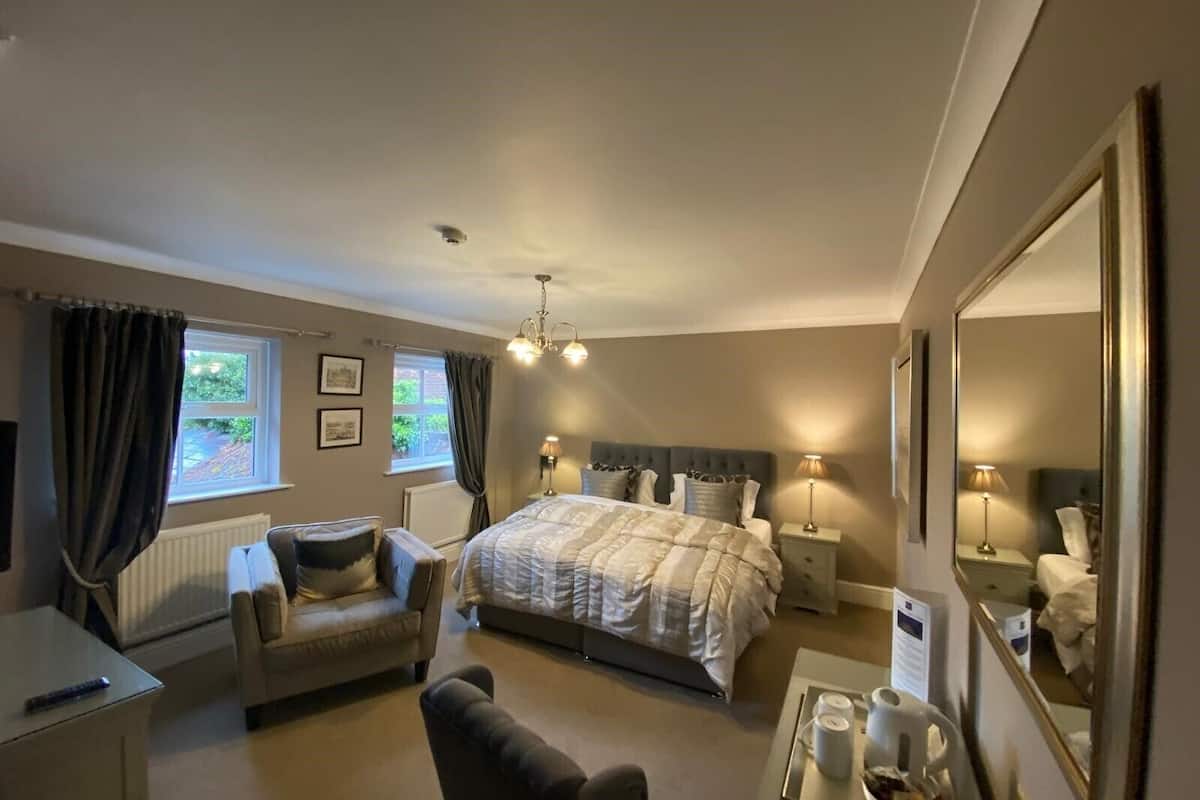 deluxe double room | hypo-allergenic bedding, desk, iron/ironing board, free wifi