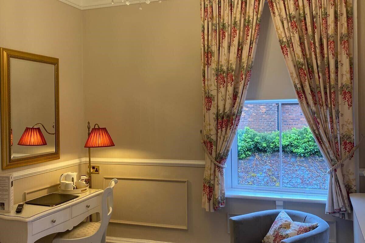 standard double room | hypo-allergenic bedding, desk, iron/ironing board, free wifi
