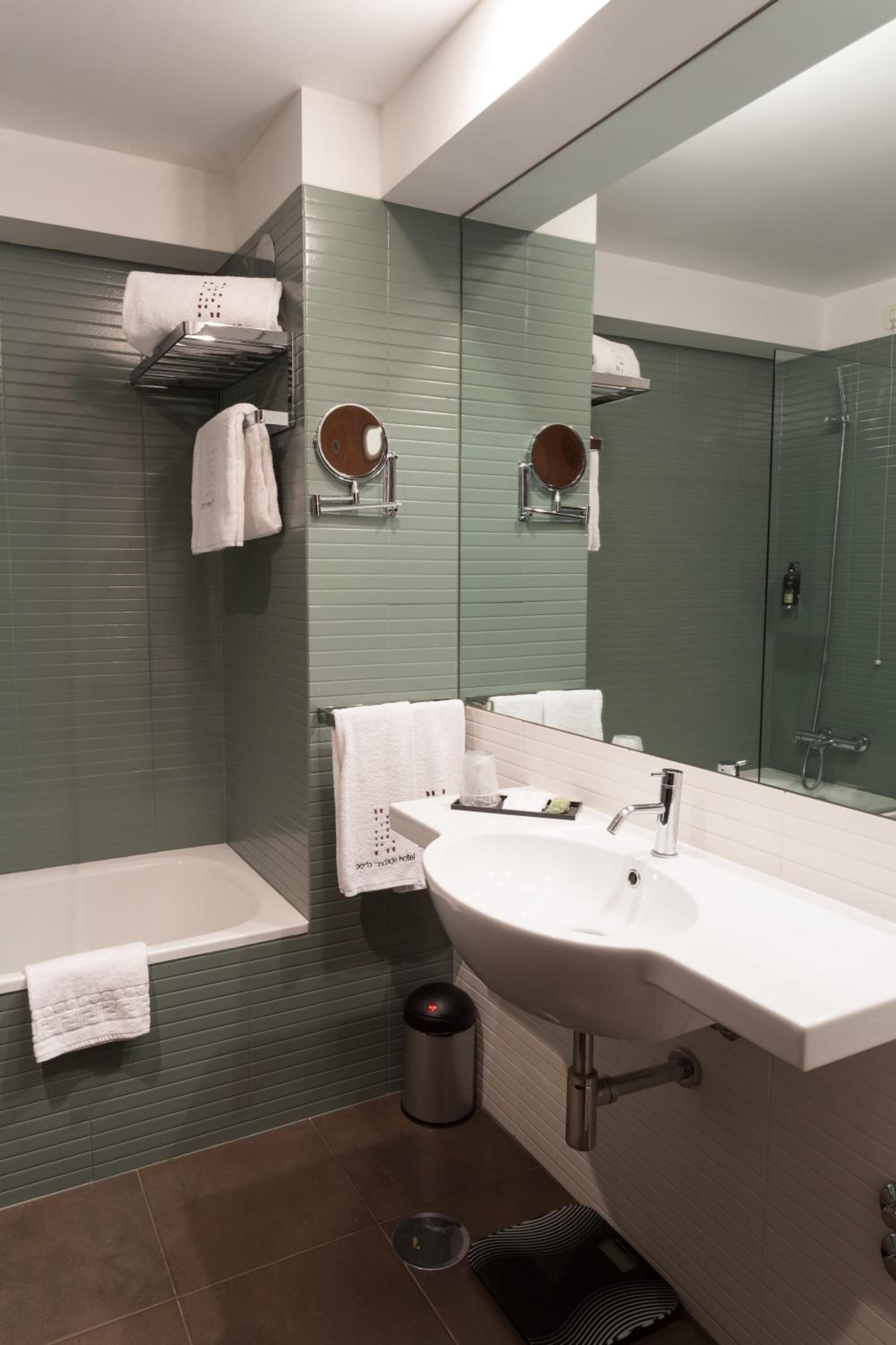 standard twin room | bathroom | combined shower/bathtub, free toiletries, hair dryer, towels
